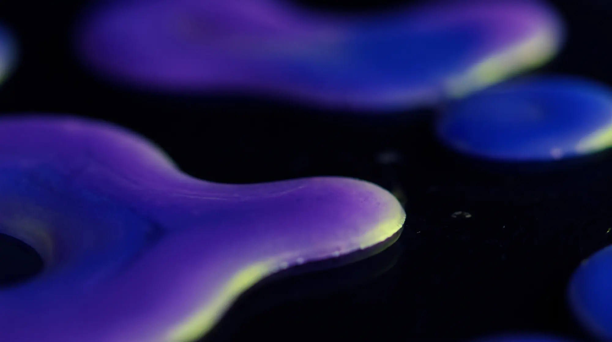 Formas líquidas de lâmpada de lava em violeta e azul